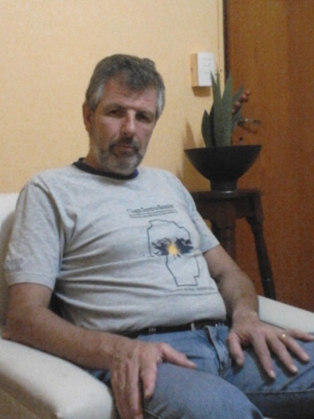 Horacio, en su casa, nos cuenta su historia como ex combatiente de la Guerra de Malvinas